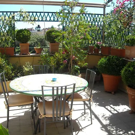 לינה וארוחת בוקר Attico Monteverde 4*